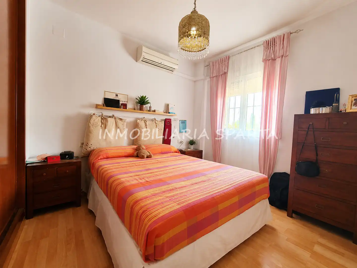 Dormitori de Casa adosada en venda en Santiponce amb Aire condicionat, Parquet i Terrassa