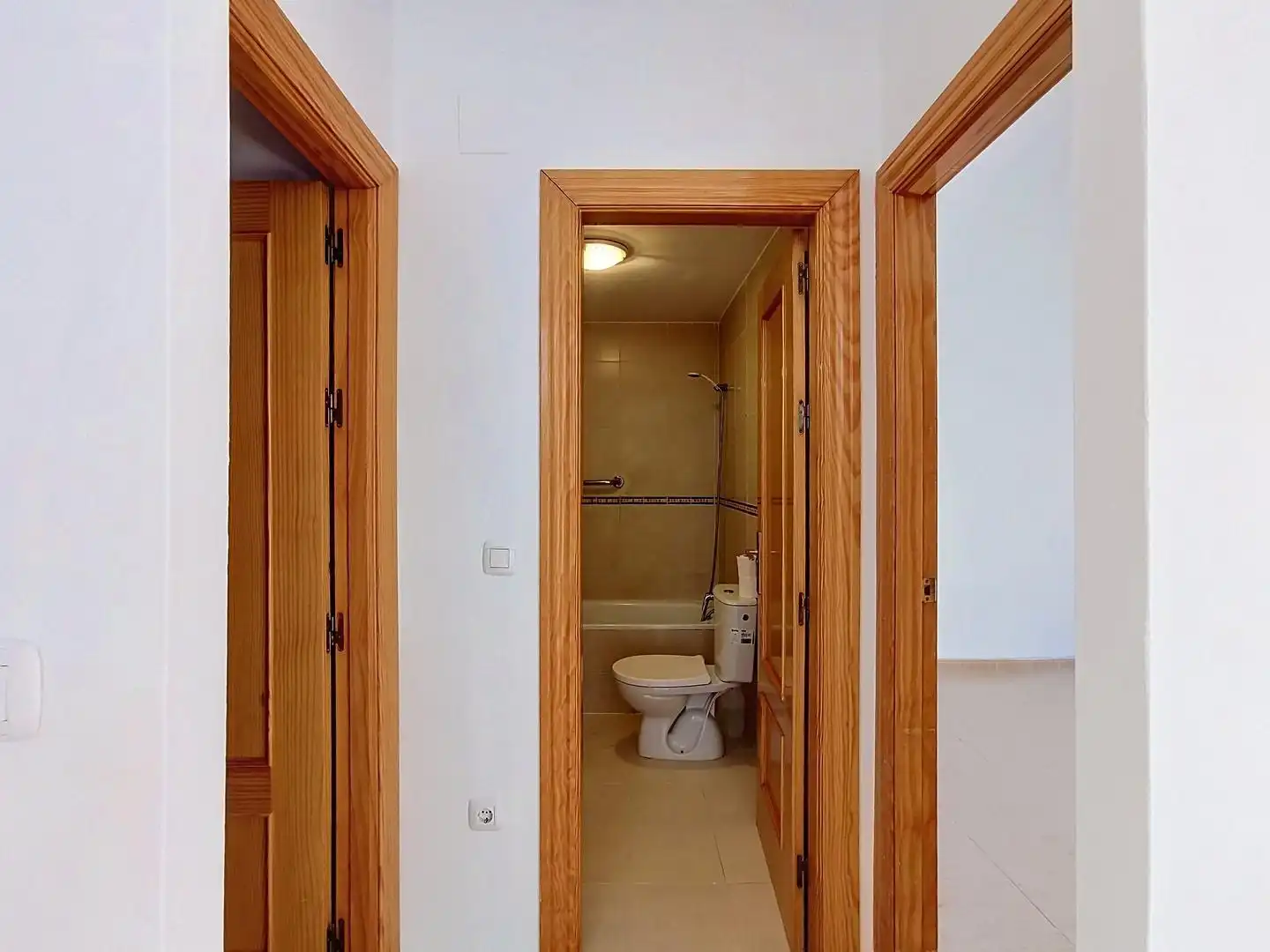 Baño de Piso de alquiler en Churriana de la Vega con Calefacción y Balcón