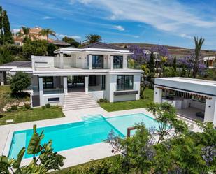 Vista exterior de Casa o xalet en venda en Benahavís amb Aire condicionat, Jardí privat i Terrassa