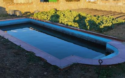 Swimming pool of Country house for sale in Calvarrasa de Arriba