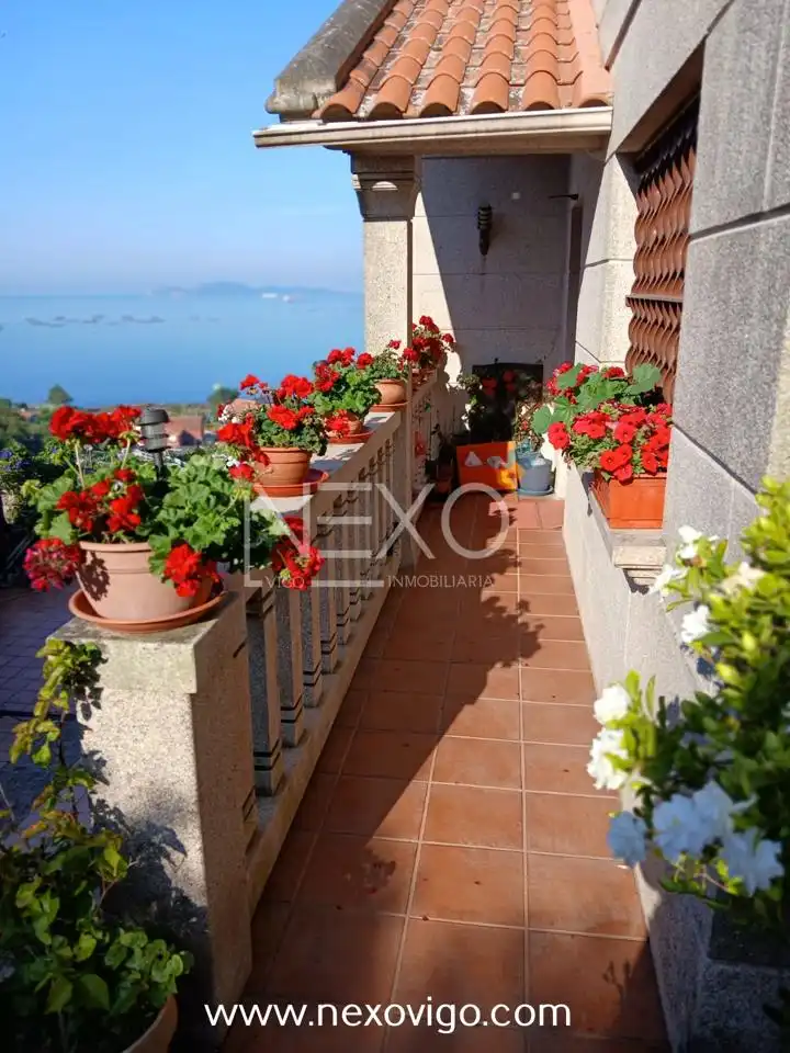 Terraza de Casa o chalet en venta en Cangas  con Calefacción, Jardín privado y Parquet