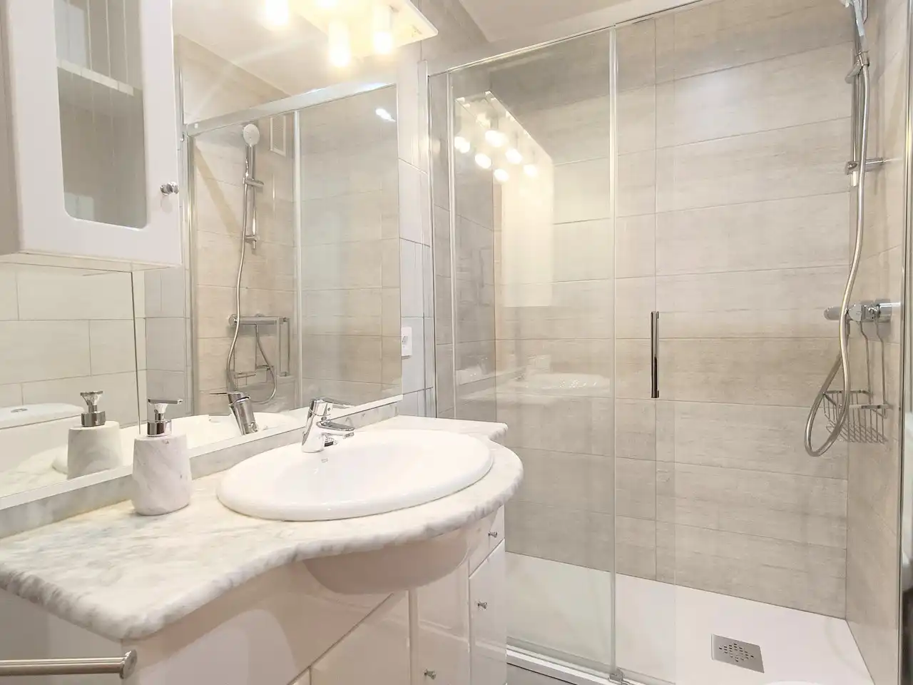 Baño de Piso de alquiler en Madrid con Aire acondicionado, Terraza y Amueblado