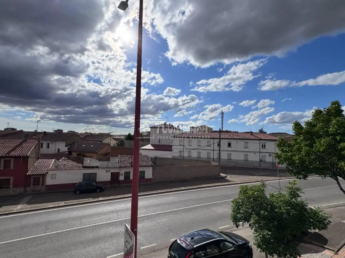 Außenansicht von Wohnung zum Verkauf in Valencia de Don Juan mit Heizung, Parkett und Terrasse