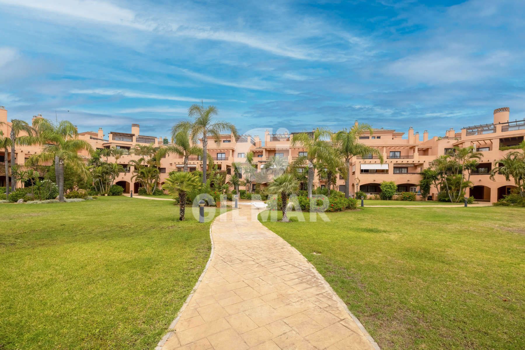 Vista exterior de Planta baixa en venda en Estepona amb Aire condicionat, Terrassa i Traster