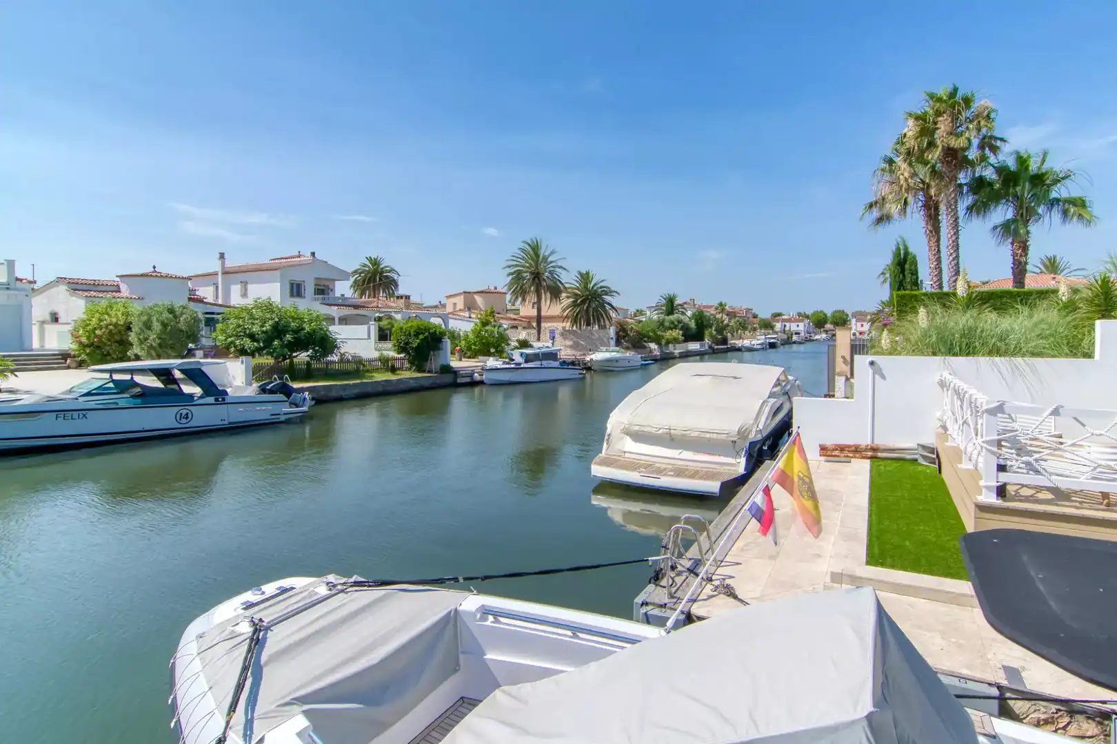 Vista exterior de Casa o xalet en venda en Empuriabrava amb Aire condicionat, Calefacció i Terrassa