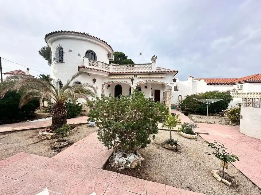 Vista exterior de Casa o xalet en venda en Mont-roig del Camp amb Traster i Piscina
