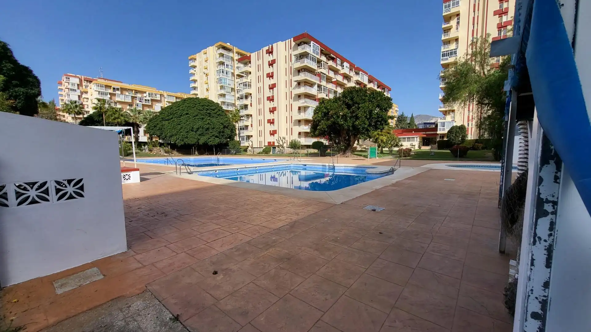 Schwimmbecken von Wohnung zum Verkauf in Benalmádena mit Klimaanlage, Privatgarten und Möbliert