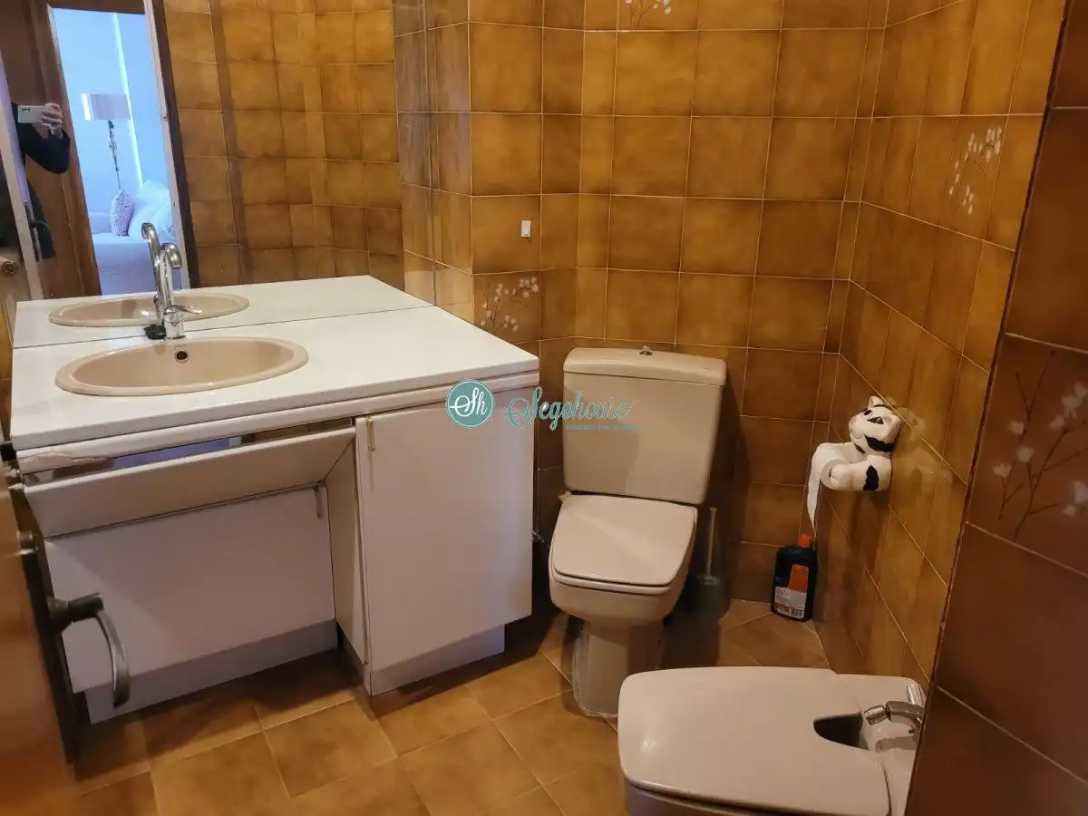 Baño de Piso en venta en Segovia con Calefacción y Terraza