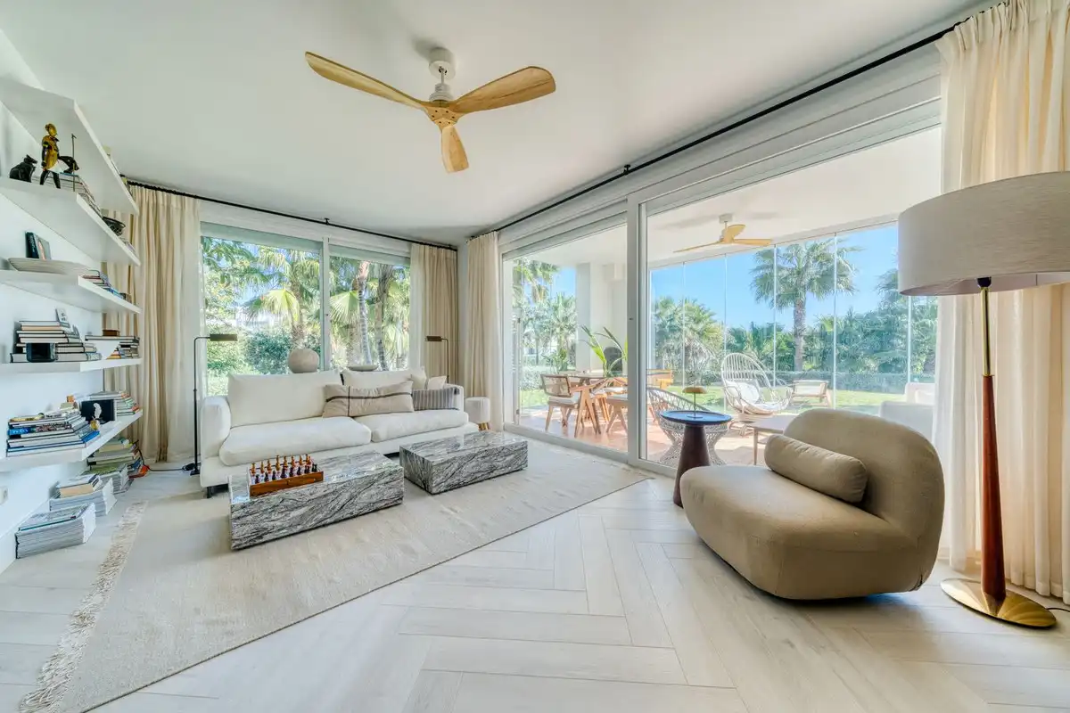 Sala de estar de Planta baja en venta en Casares con Aire acondicionado, Jardín privado y Terraza
