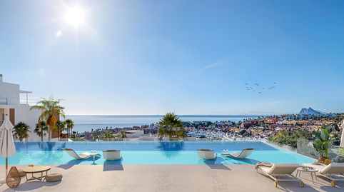 Residencial exclusivo en San Roque — elegancia, vistas al mar y vida mediterránea a 1 km de la costa