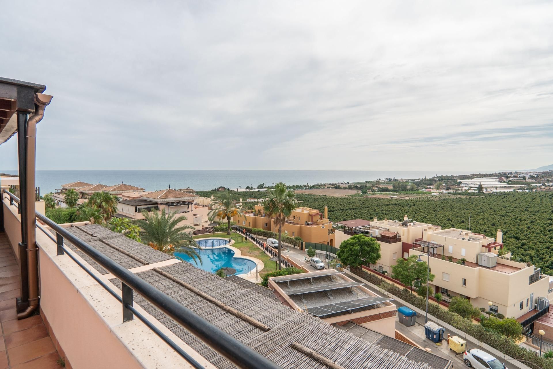 Vista exterior de Àtic de lloguer en Vélez-Málaga amb Aire condicionat, Jardí privat i Terrassa