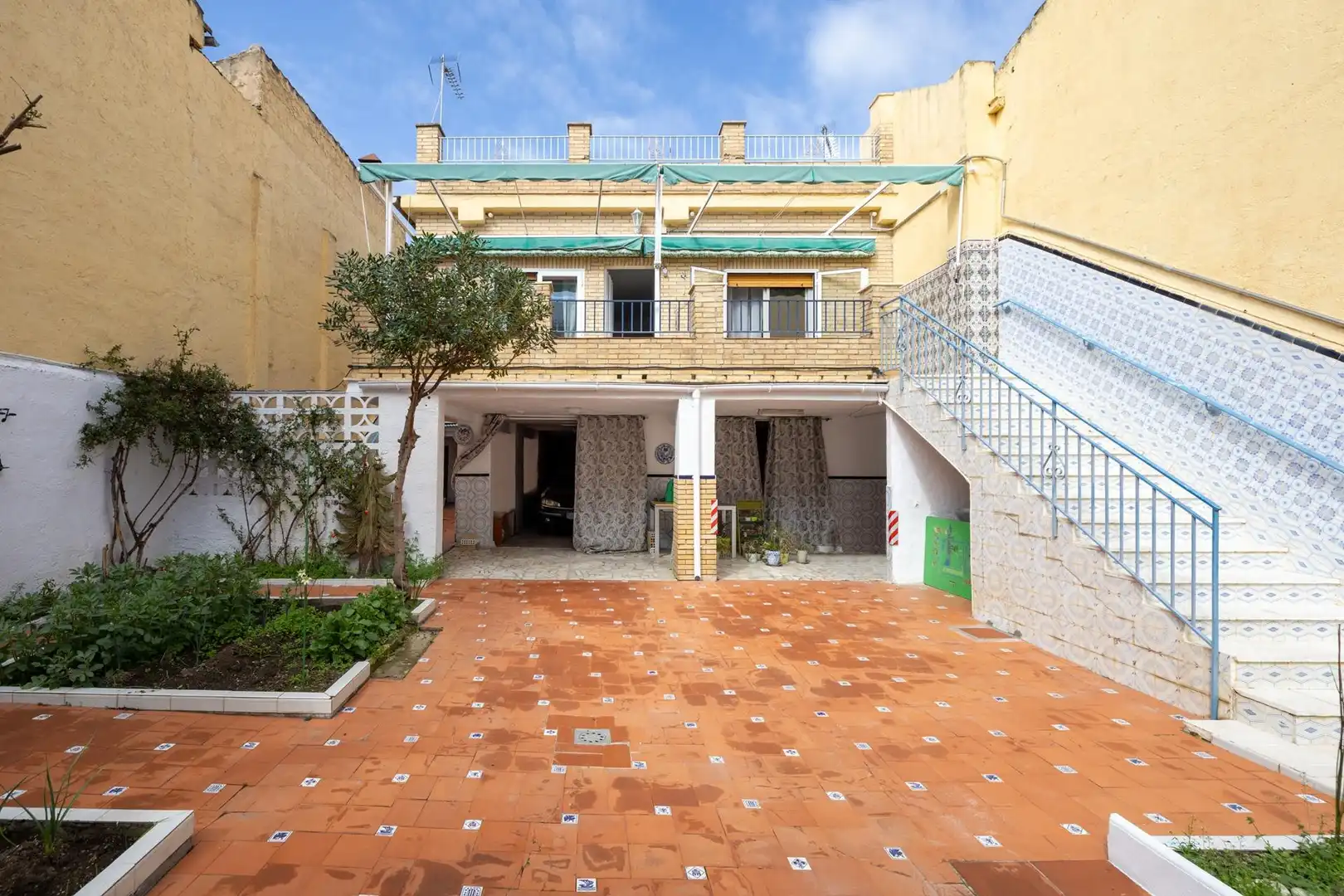 Vista exterior de Casa o xalet en venda en Armilla amb Aire condicionat, Traster i Balcó