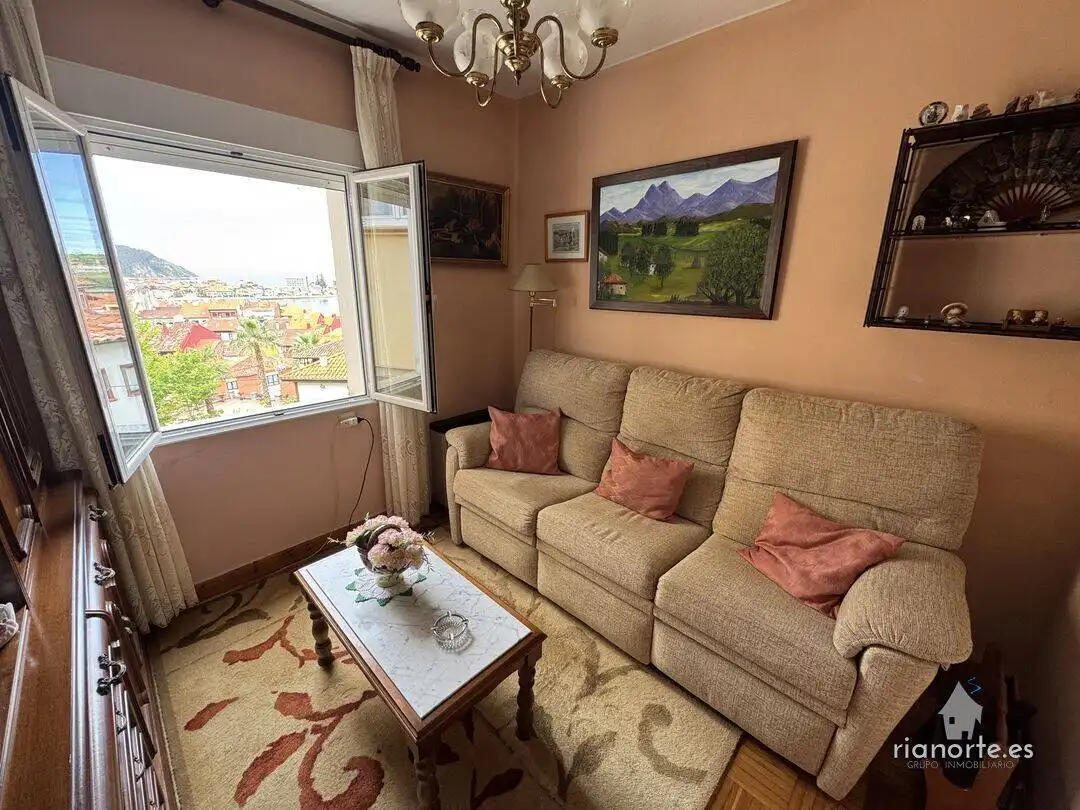 Sala de estar de Piso en venta en Ribadesella con Calefacción