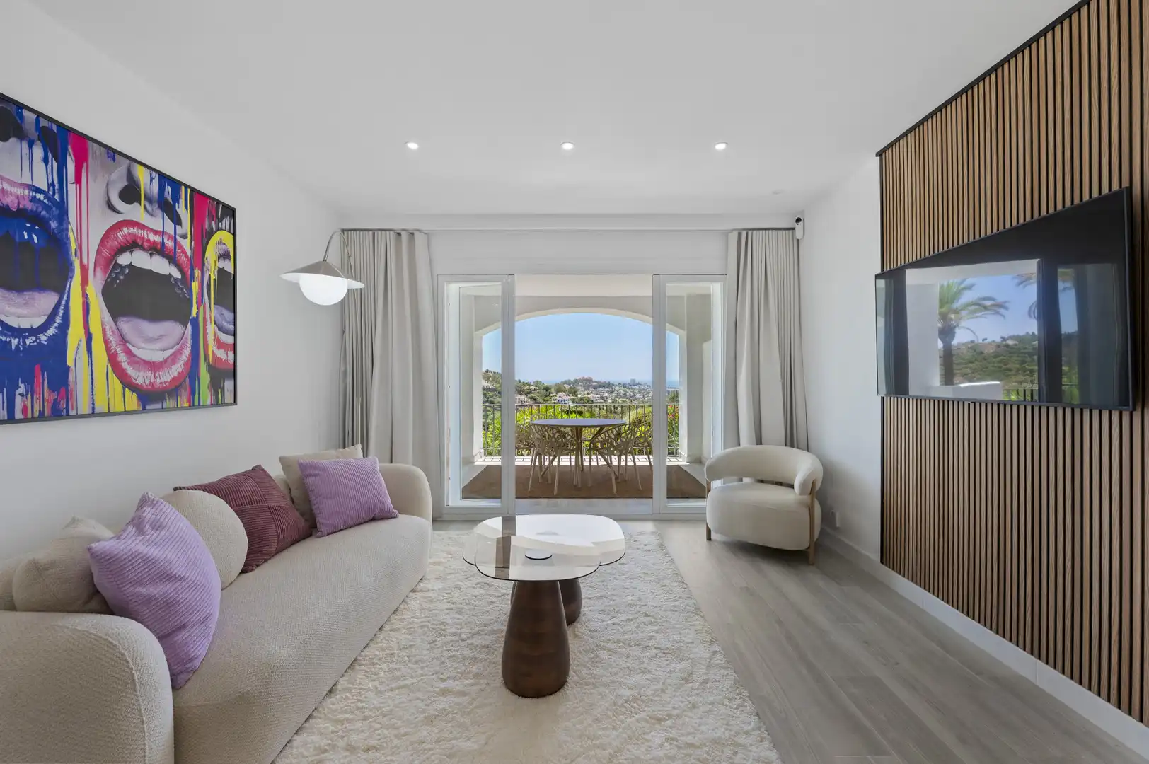 Sala d'estar de Planta baixa en venda en Benahavís amb Aire condicionat, Terrassa i Piscina