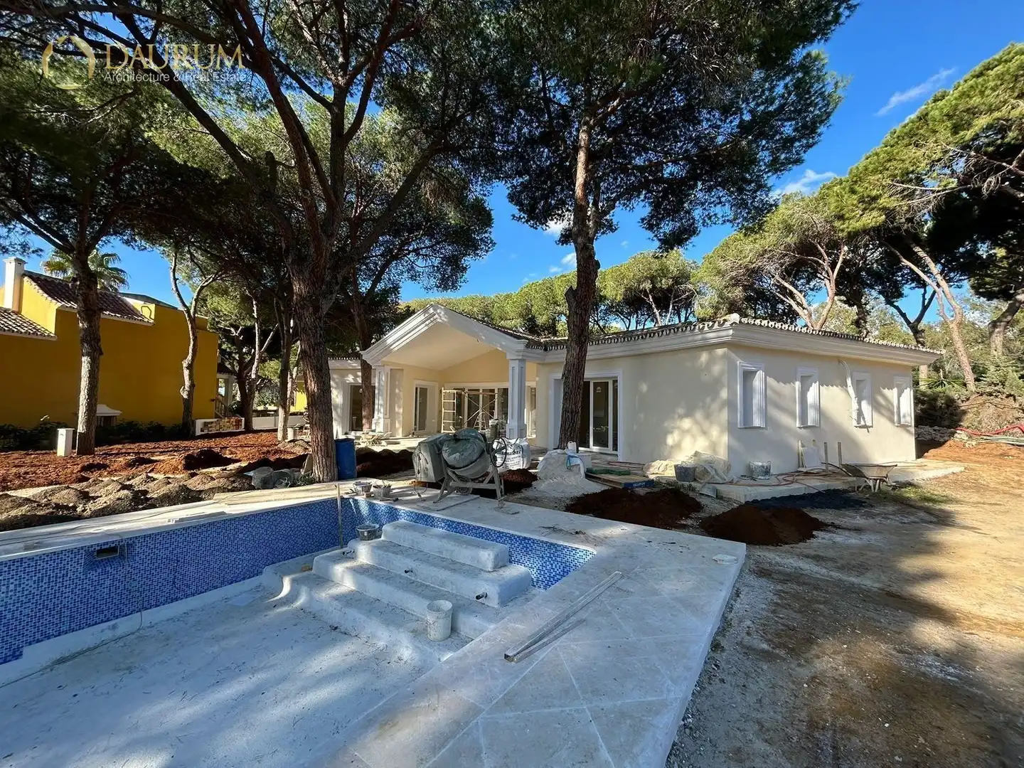 Vista exterior de Casa o xalet en venda en Marbella amb Aire condicionat i Jardí privat