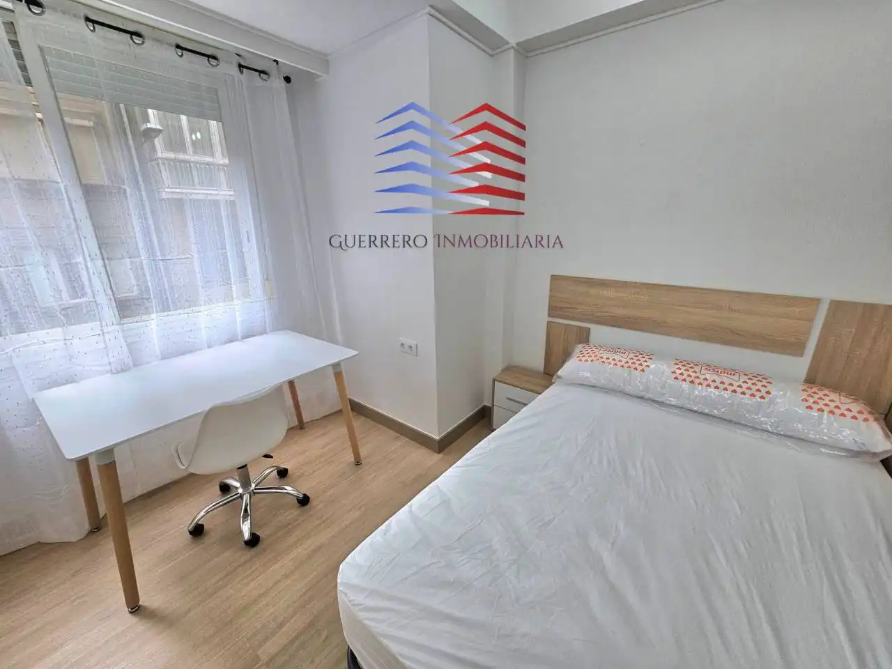 Dormitori de Pis de lloguer en Ourense Capital  amb Calefacció, Terrassa i Moblat