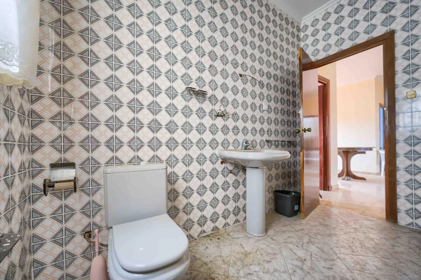 Bathroom of Houses for sale in Sanlúcar la Mayor  with Air Conditioner, Private garden and Terrace
