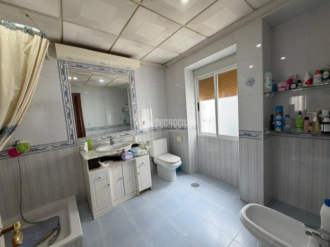 Badezimmer von Einfamilien-Reihenhaus zum Verkauf in Torredonjimeno mit Klimaanlage und Balkon