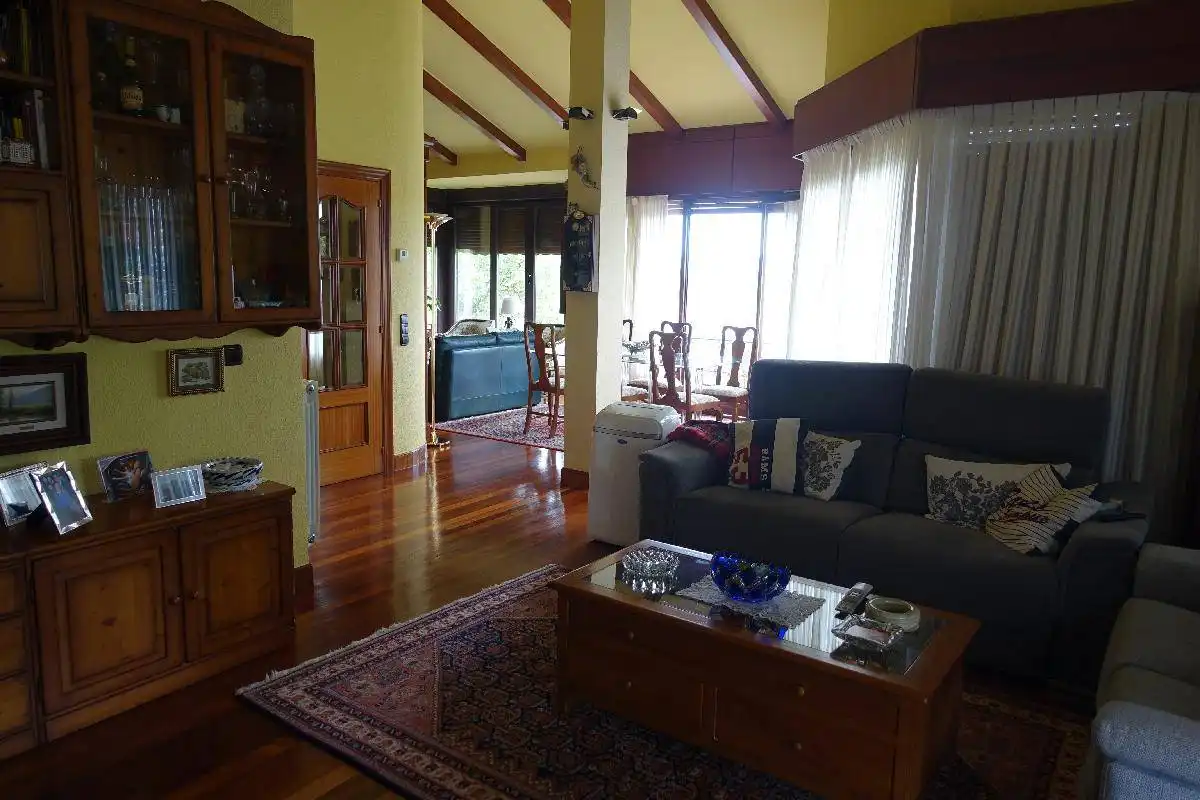 Sala d'estar de Casa o xalet en venda en Mungia amb Calefacció, Jardí privat i Terrassa