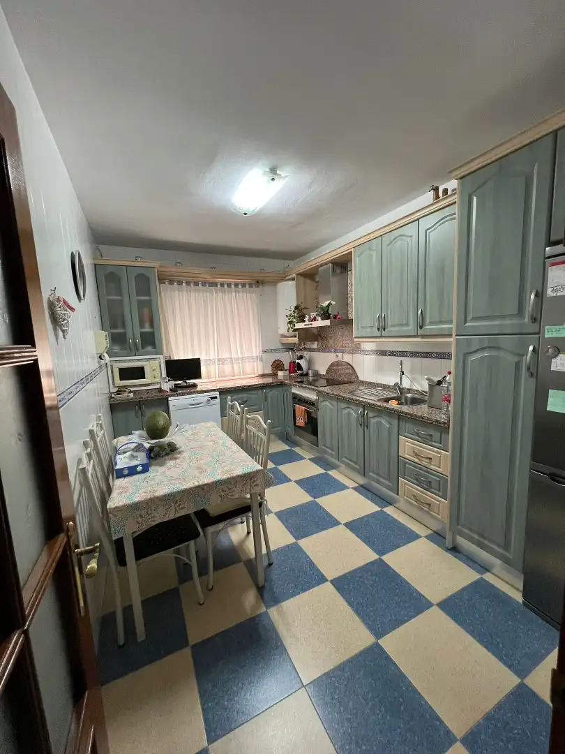 Küche von Einfamilien-Reihenhaus zum Verkauf in La Rinconada mit Klimaanlage, Abstellraum und Balkon