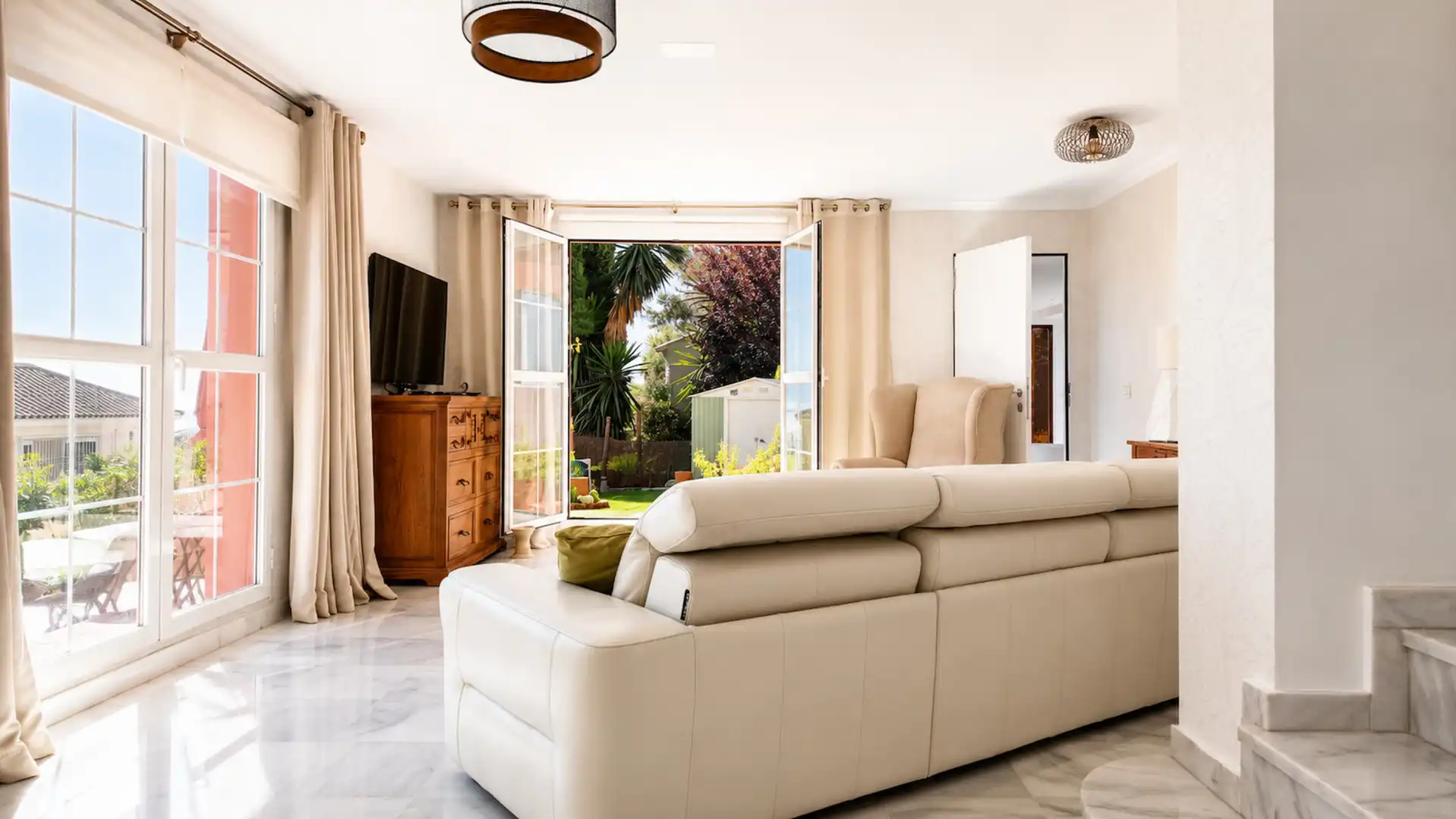 Wohnzimmer von Maisonette zum Verkauf in Manilva mit Privatgarten, Terrasse und Schwimmbad