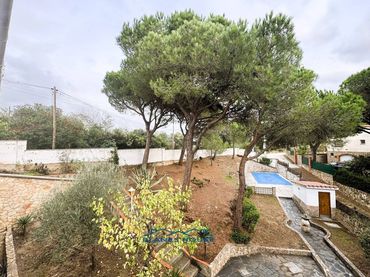 House with pool for sale in Calle Orquidea 707
