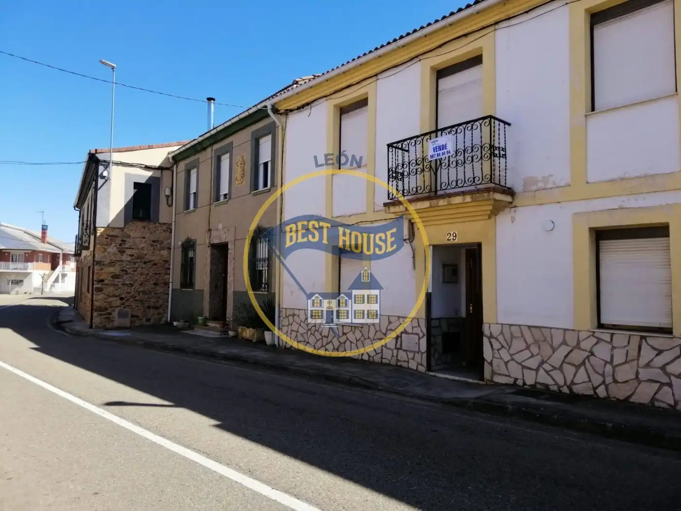 Vista exterior de Casa o xalet en venda en Rioseco de Tapia amb Traster i Balcó