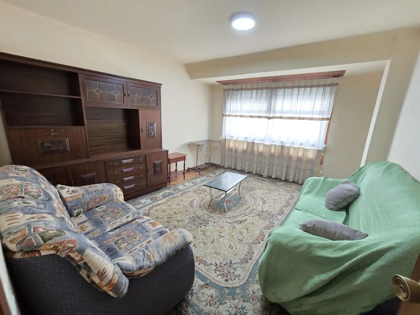 Sala d'estar de Pis de lloguer en Vigo  amb Parquet i Moblat