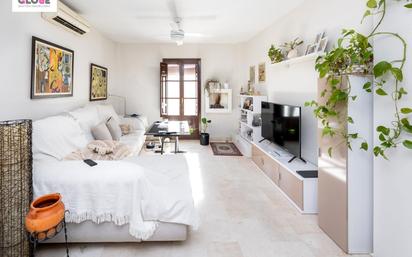 Living room of Flat for sale in  Granada Capital