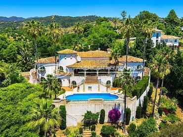 Casa con piscina en venta en Elviria - Cabopino