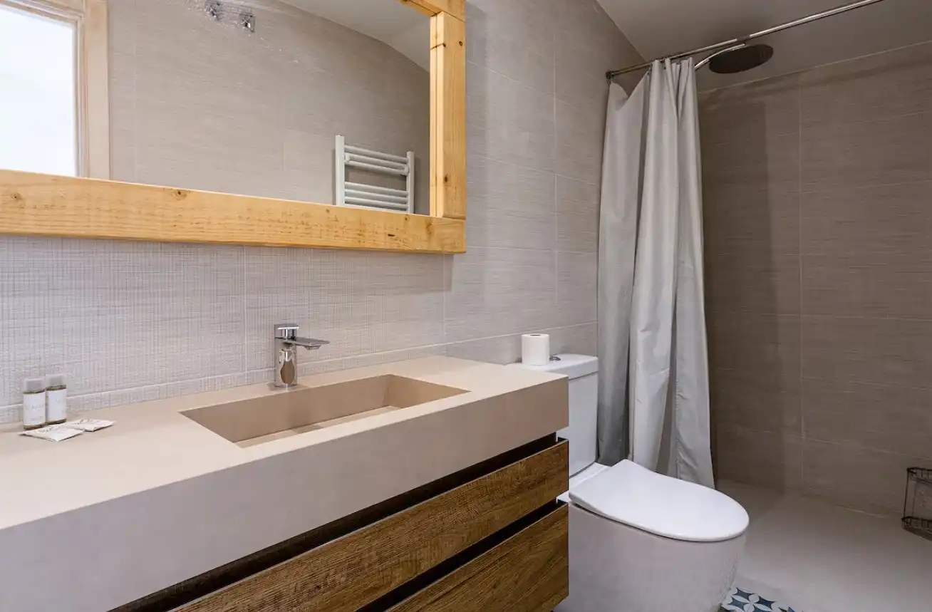 Badezimmer von Wohnungen zur Miete in Girona mit Klimaanlage, Heizung und Parkett