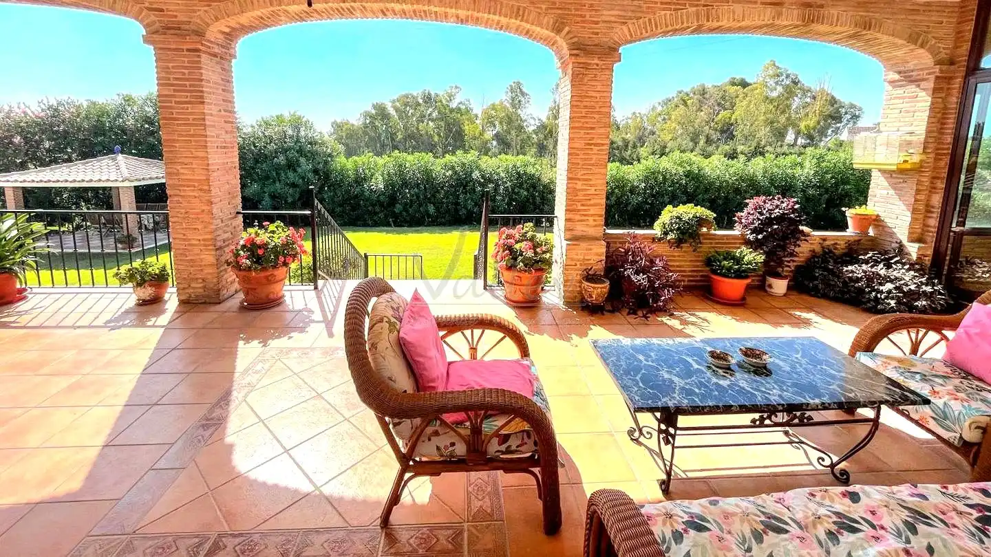 Terrassa de Finca rústica en venda en Estepona amb Jardí privat, Terrassa i Traster