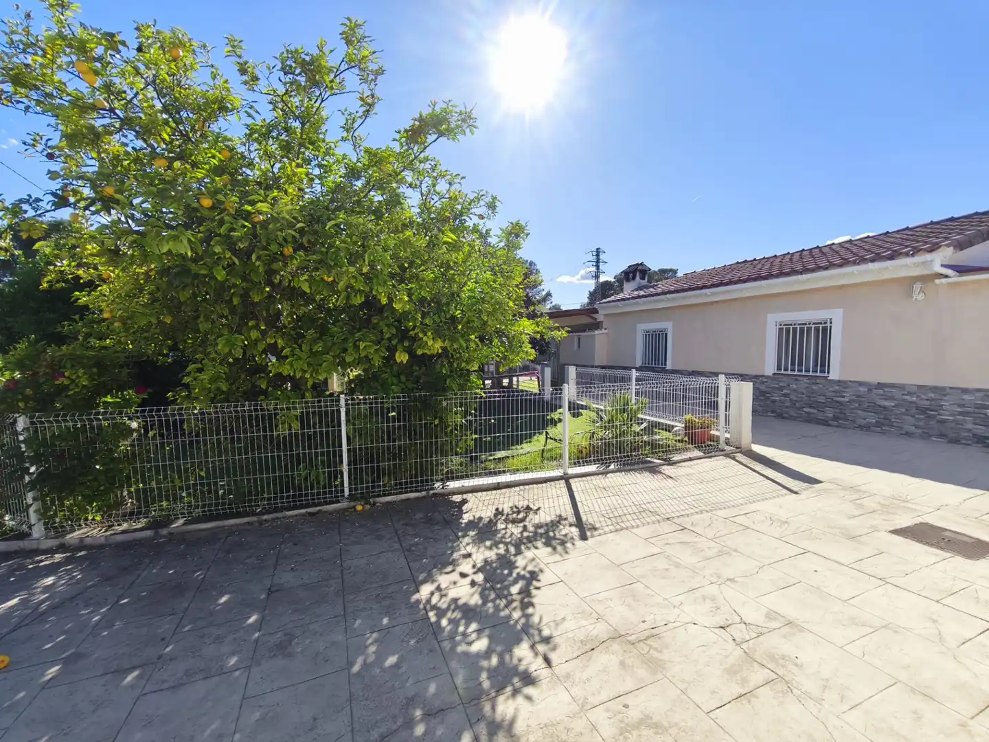 Vista exterior de Casa o xalet en venda en Mont-roig del Camp amb Aire condicionat, Calefacció i Jardí privat
