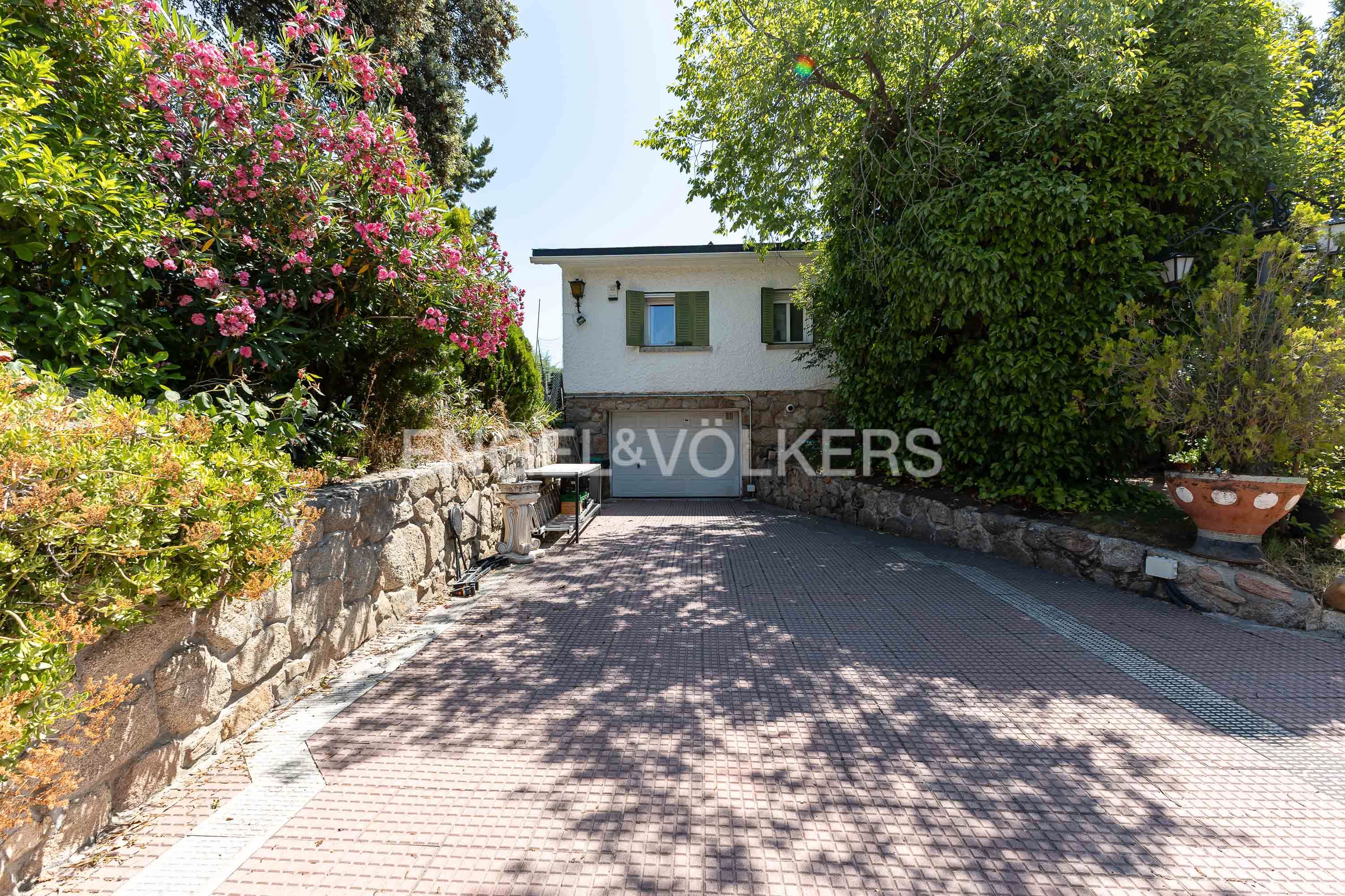 Vista exterior de Casa o xalet en venda en Valdemorillo amb Calefacció, Jardí privat i Terrassa