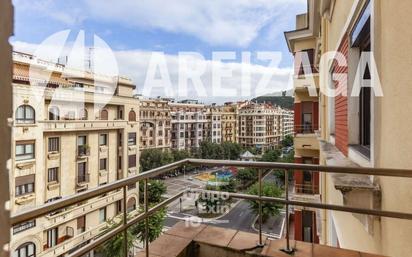 Vista exterior de Pis en venda en Donostia - San Sebastián  amb Balcó