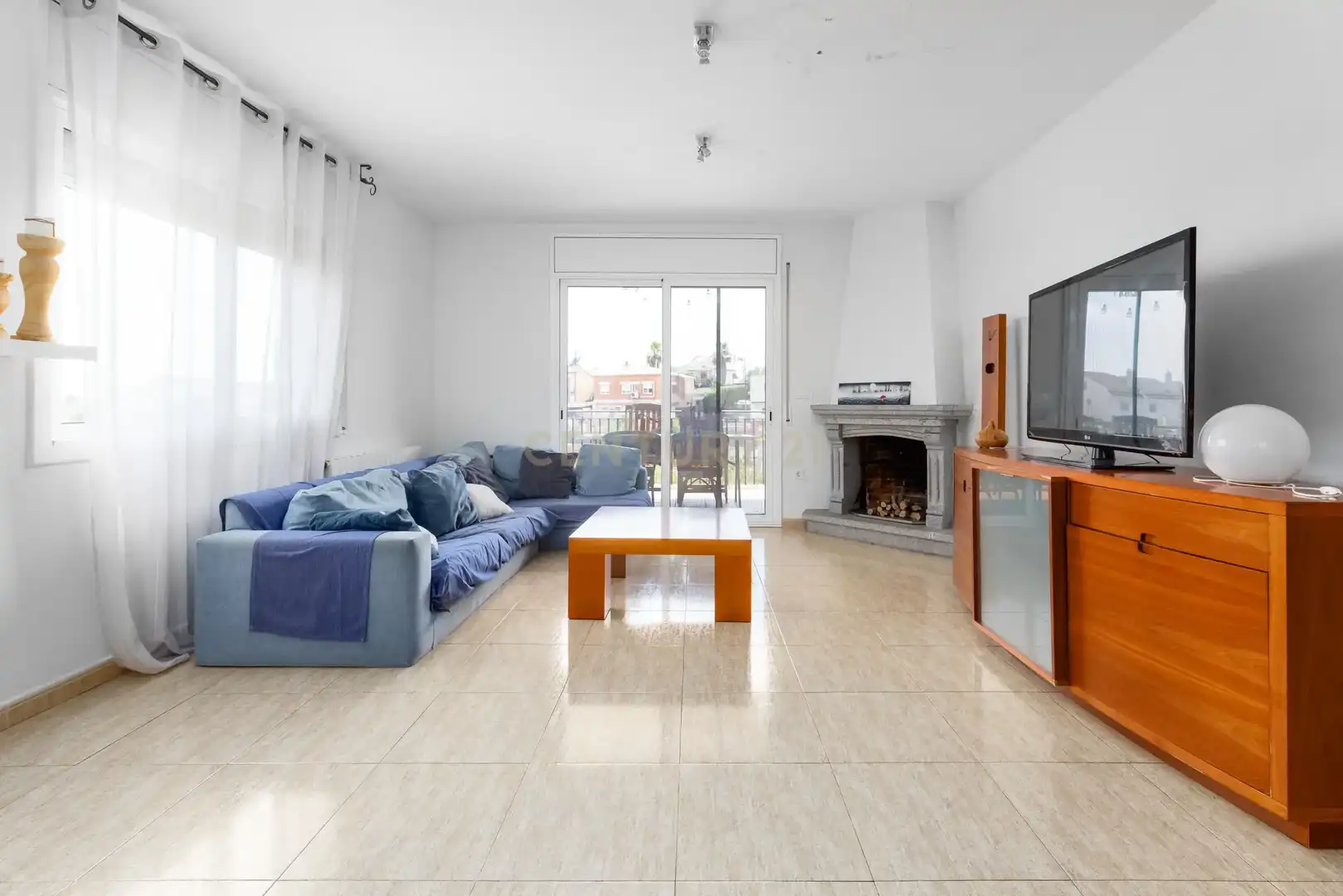 Sala d'estar de Casa o xalet en venda en Lliçà d'Amunt amb Jardí privat i Piscina