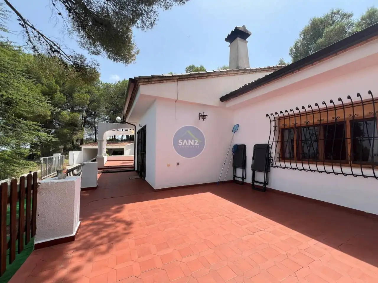 Vista exterior de Casa o xalet en venda en Agullent amb Jardí privat i Piscina