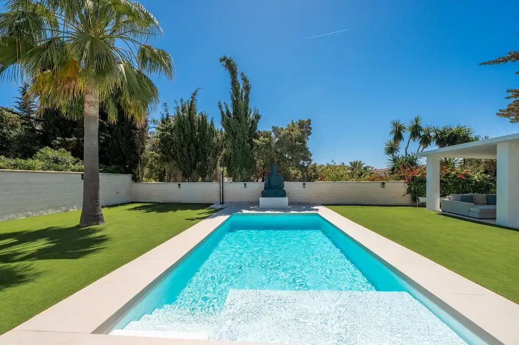 Piscina de Casa o chalet en venta en Marbella con Aire acondicionado, Calefacción y Jardín privado
