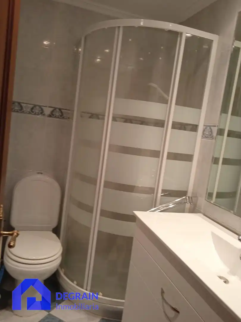 Baño de Piso de alquiler en Oviedo  con Calefacción, Terraza y Amueblado