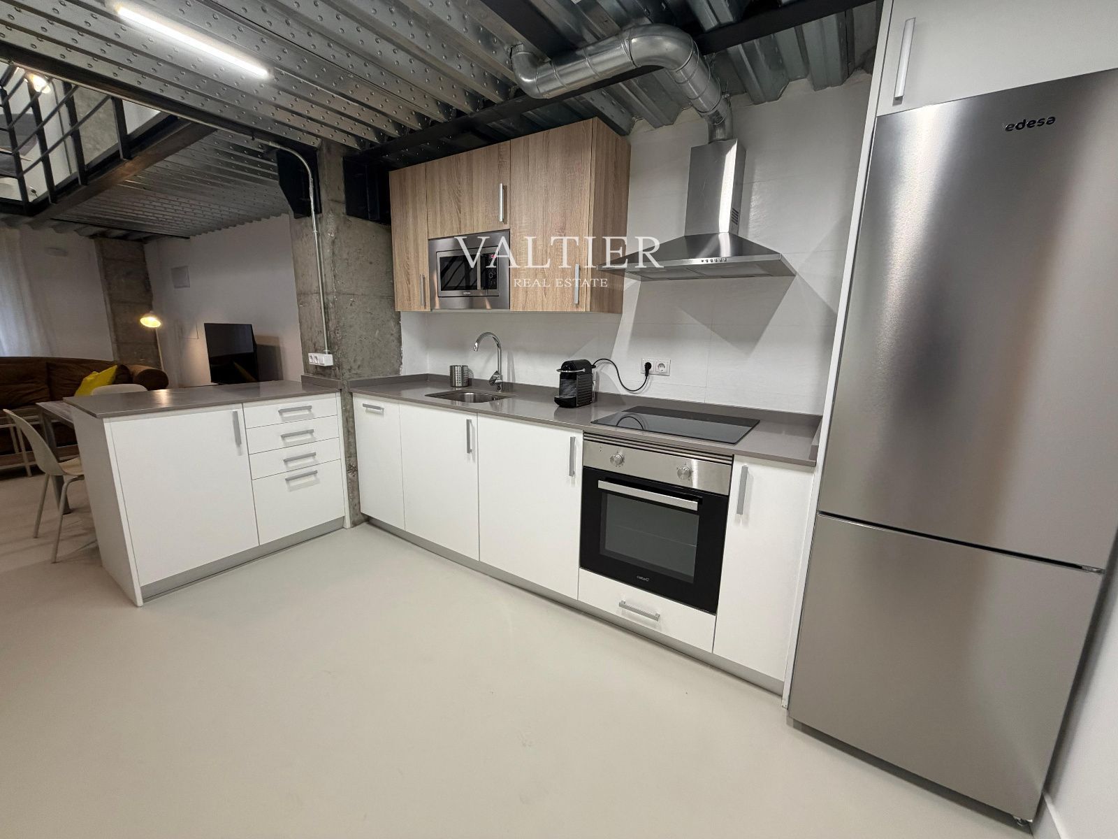 Cuina de Dúplex de lloguer en  Madrid Capital amb Aire condicionat i Moblat