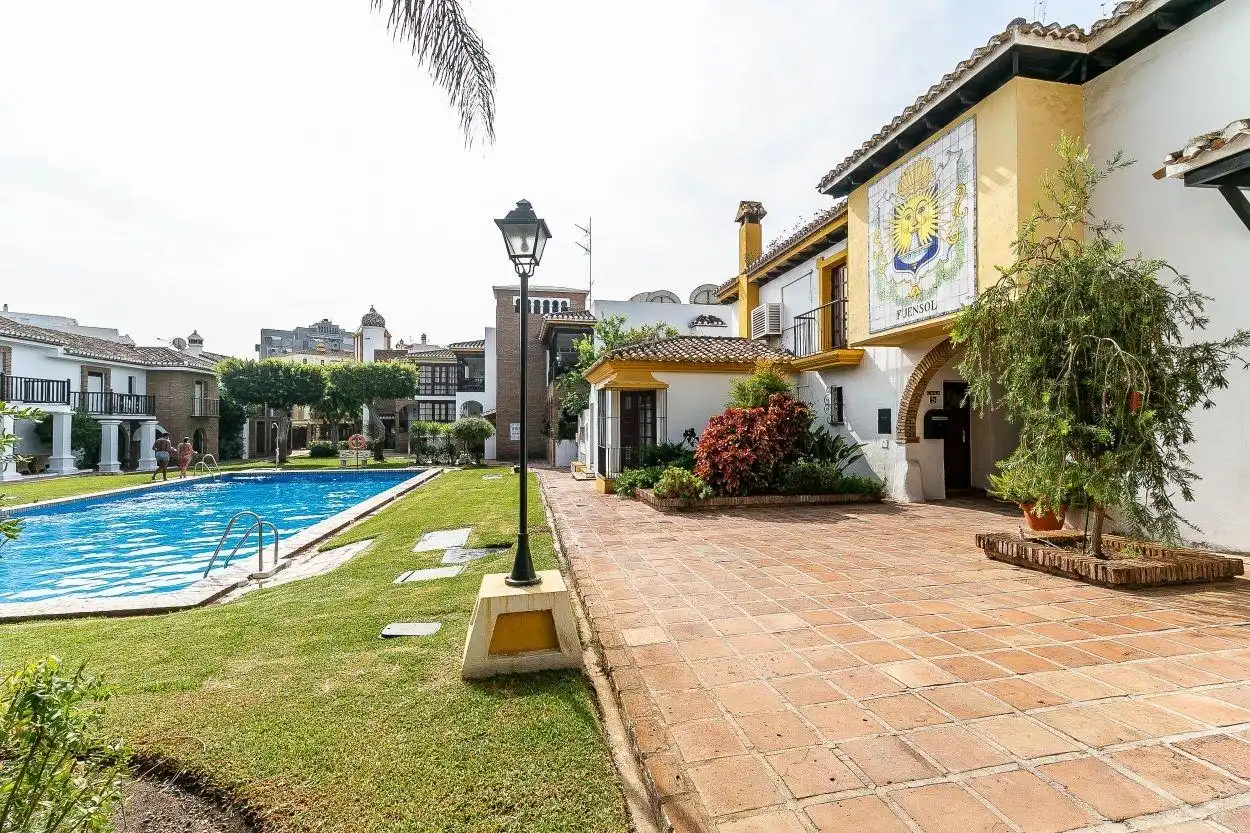 Außenansicht von Wohnungen zum Verkauf in Fuengirola mit Balkon und Gemeinschaftspool