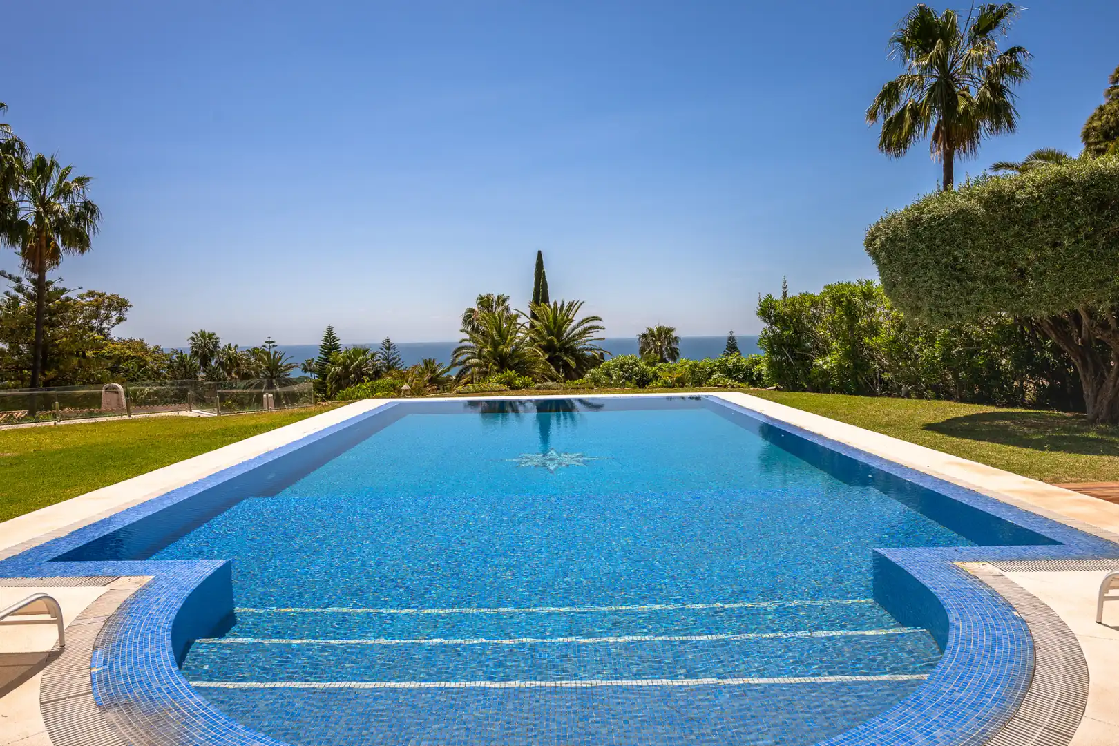 Schwimmbecken von Haus oder Chalet zum Verkauf in Marbella mit Klimaanlage, Privatgarten und Terrasse