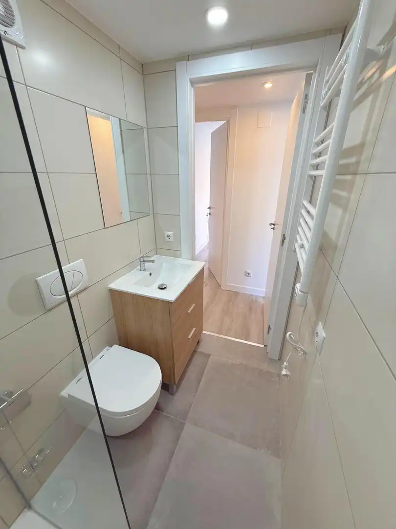 Baño de Piso para compartir en Madrid con Aire acondicionado, Calefacción y Amueblado