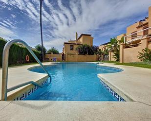 Piscina de Casa adosada en venda en Casares amb Aire condicionat, Terrassa i Piscina