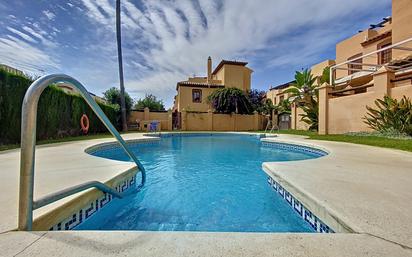 Piscina de Casa adosada en venda en Casares amb Aire condicionat, Terrassa i Piscina