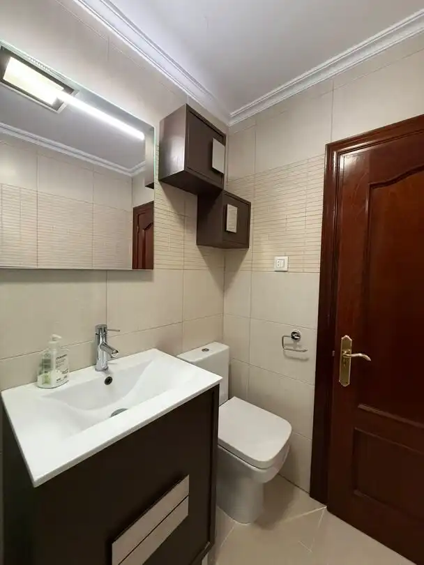 Badezimmer von Wohnung zur Miete in Laviana mit Heizung und Balkon