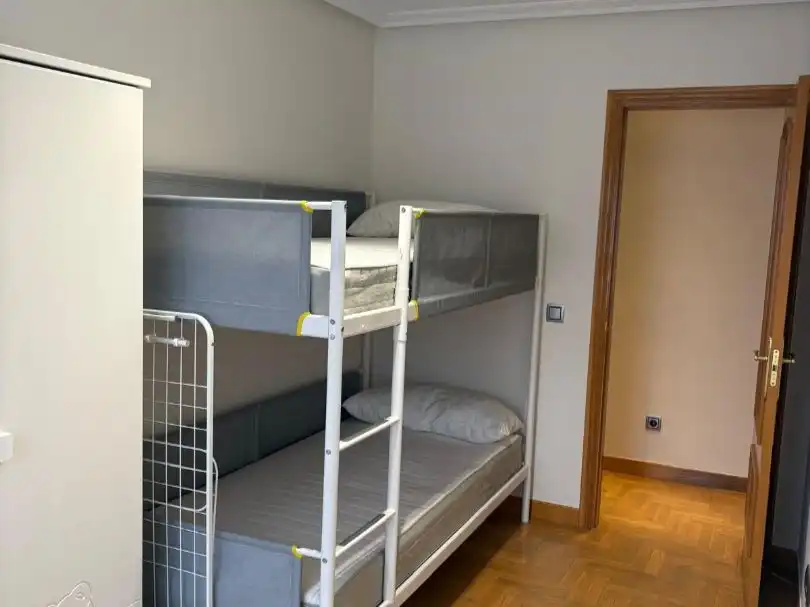 Schlafzimmer von Wohnung zur Miete in Oviedo 