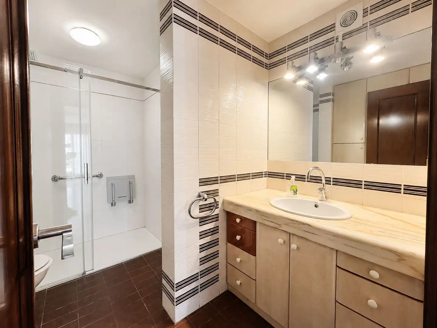 Bathroom of Flat for sale in Figueres  with Air Conditioner, Heating and Terrace