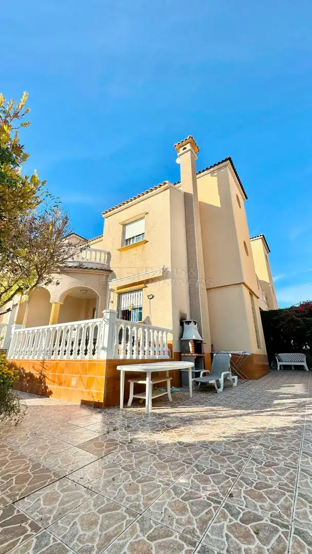 Vista exterior de Casa adosada en venda en Orihuela amb Jardí privat, Terrassa i Piscina comunitària