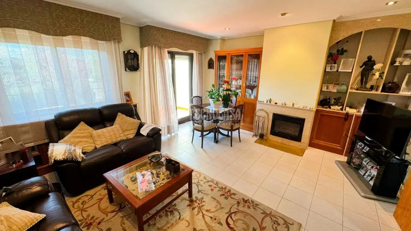 Sala de estar de Casa adosada en venta en Zaragoza con Aire acondicionado, Terraza y Piscina comunitaria
